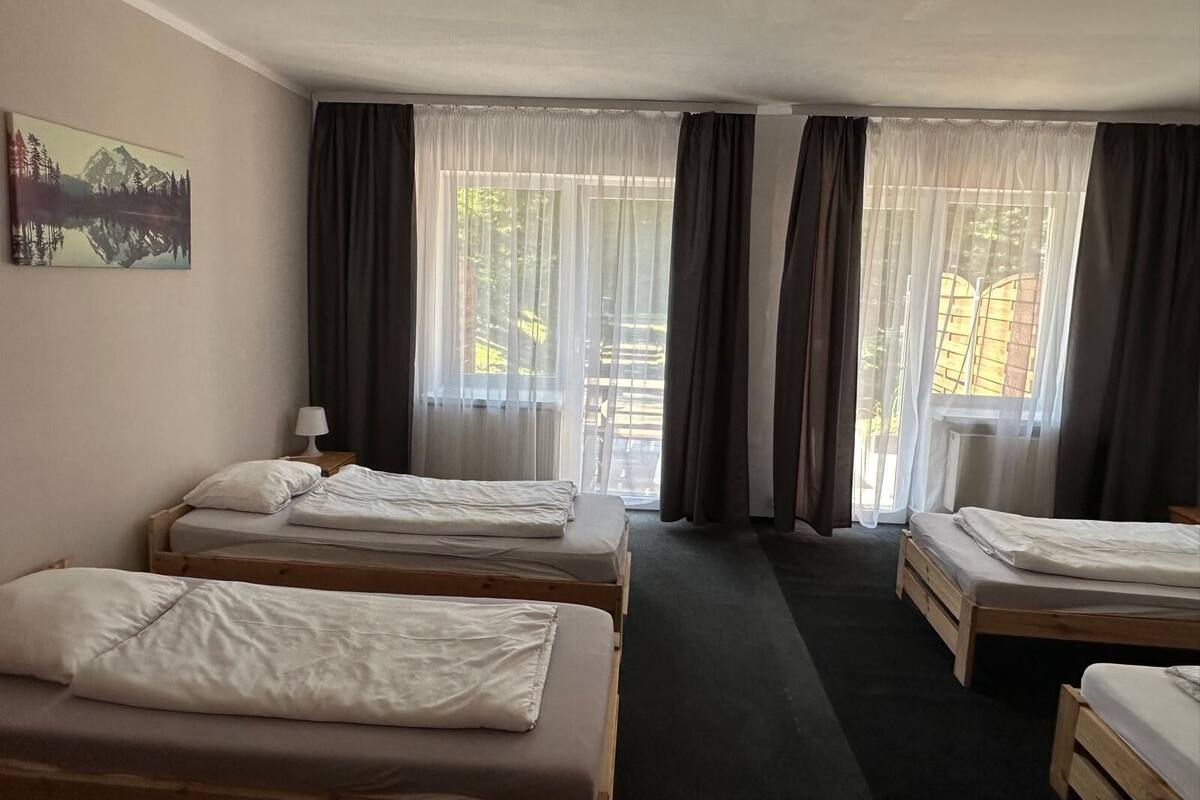 Chambre quadruple économique, vue sur le jardin | Literie fournie