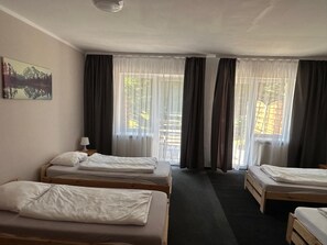 Neljän hengen economy-huone, näköala puutarhaan | Vuodevaatteet