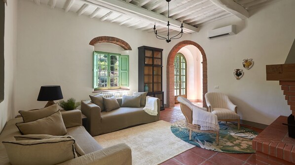 A cozy living room with a sofa, armchairs, a lamp, and a fireplace. - Tenuta Pian Del Gallo, Greve in Chianti, Florence and Chianti (Greve in Chianti)