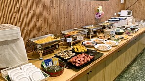 A buffet with various dishes and condiments. - Hotel Alpha-One Yatsushiro (Yatsushiro)