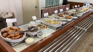 Un buffet proposant une variété de plats et d'accompagnements.