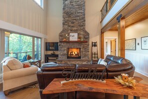 Smart TV, fireplace, table football - Hot Tub - Views - Gas Firepit (Whittier)