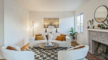 House, 3 Bedrooms | Ruang tamu