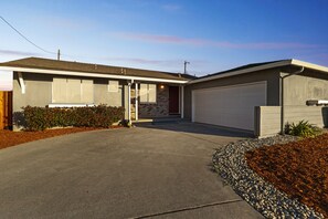 House, 3 Bedrooms | Exterior - Charming Vintage Retreat In The Heart Of San Jose 3 Bedroom Home (San Jose)