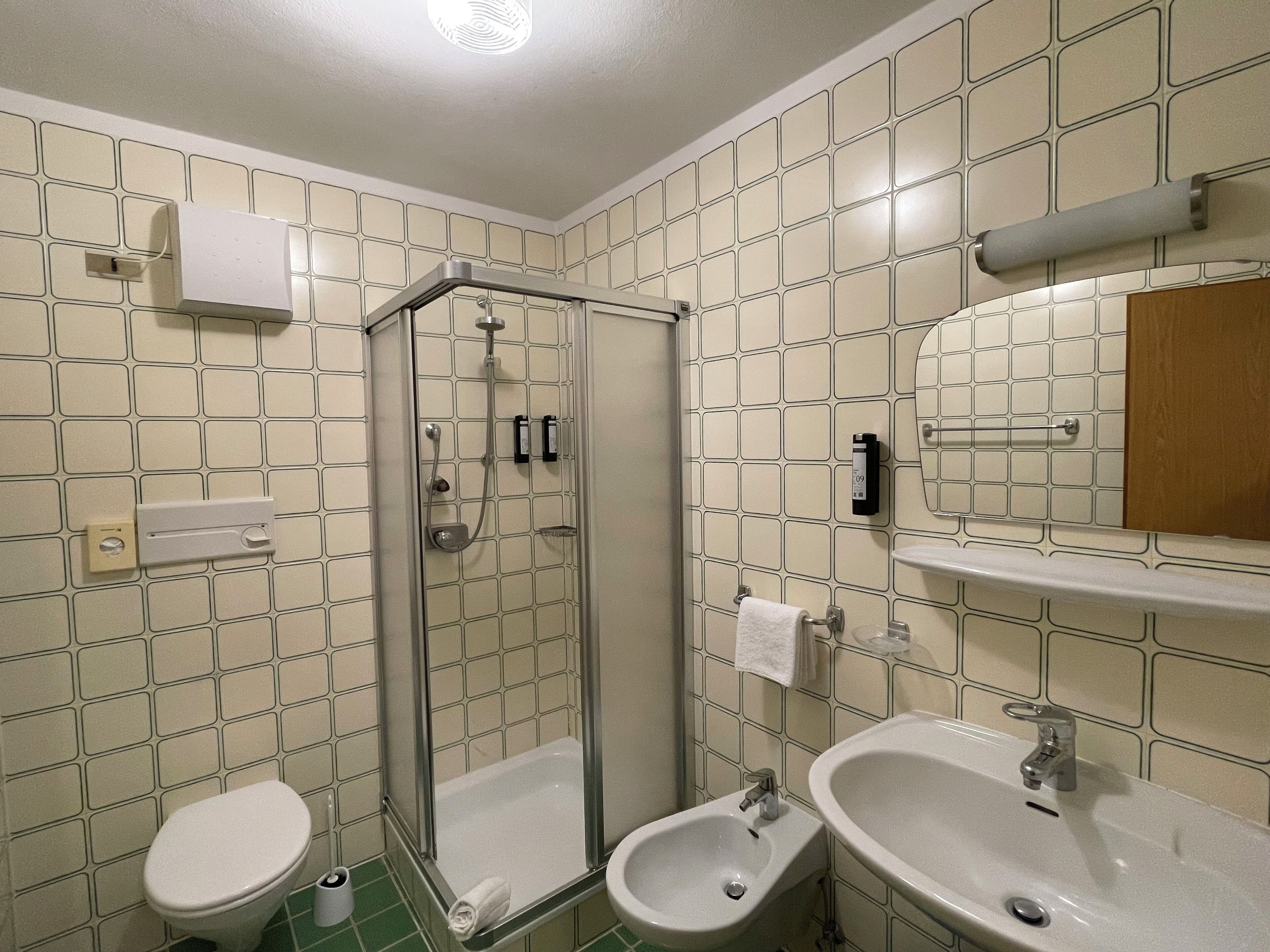 Un baño con ducha, inodoro, lavabo y bidé.