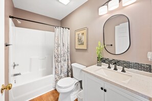 Appart'hôtel, 2 chambres | Salle de bain | Serviettes fournies
