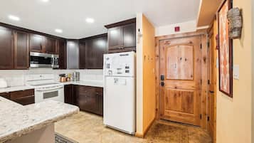 Condo, 1 Bedroom | Private kitchen | Fridge, oven, coffee/tea maker, toaster