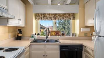 Townhome, 2 Bedrooms | Private kitchen | Fridge, oven, coffee/tea maker, electric kettle
