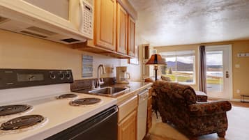 Condo, 1 Bedroom | Private kitchen