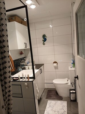 Shower, towels