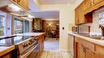 Condo, 2 Bedrooms | Private kitchen