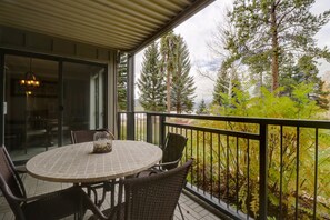 Apartment, 2 Schlafzimmer | Speisen im Freien