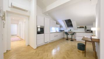 Frigorífico, microondas, horno y placa de cocina