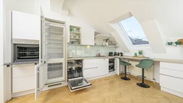 Kühlschrank, Mikrowelle, Ofen, Herdplatte