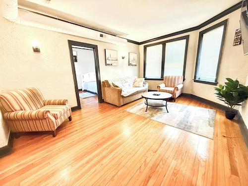Casa Midway Chicago - Spacious 1BR - Golf, City & Airport Access