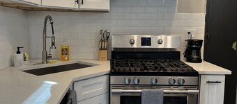 Cozy Urban Retreat Near Midway – Perfect for Travelers!