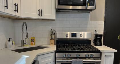 Cozy Urban Retreat Near Midway – Perfect for Travelers!