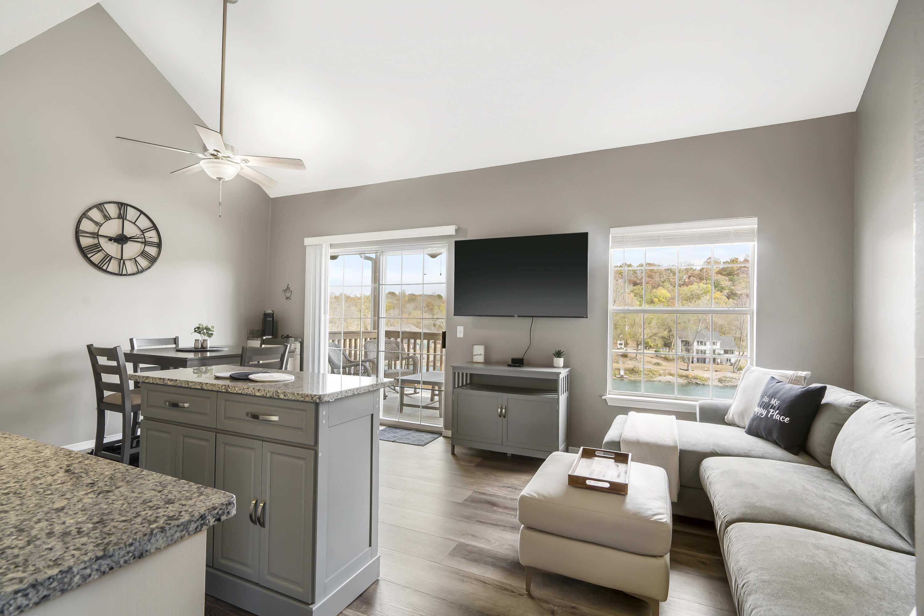 Televisión y oficina 