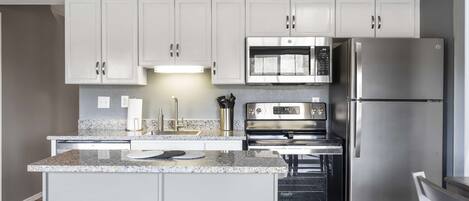 Réfrigérateur, micro-ondes, four, plaque de cuisson