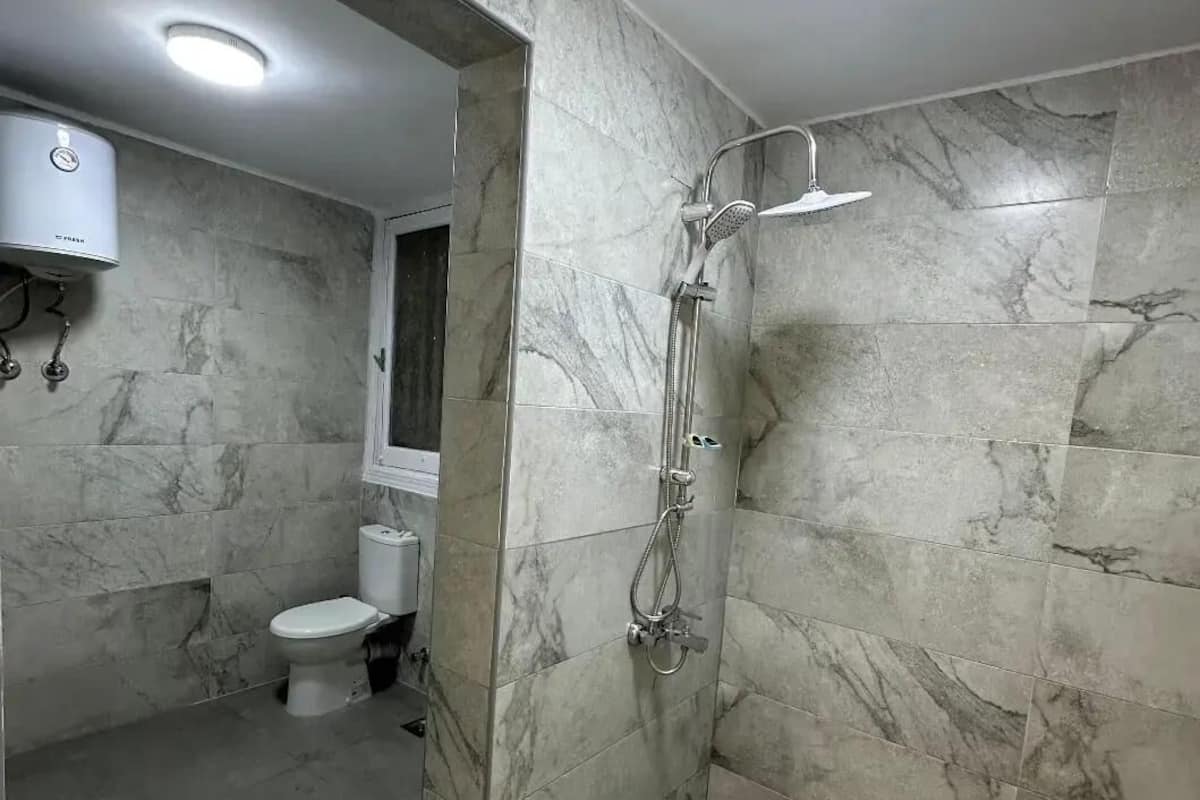 Ducha, secador de pelo, jabón, shampoo