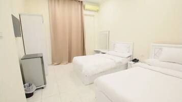 Camera Basic con letto matrimoniale o 2 letti singoli, balcone | Insonorizzazione, ferro/asse da stiro, Wi-Fi gratuito, lenzuola