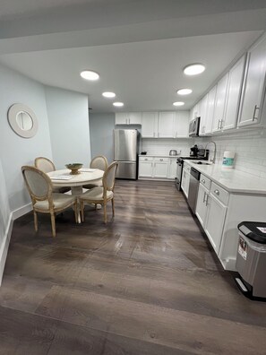 Microwave, oven, stovetop, dishwasher - Charming 2-bedroom apartment / Basement in fabulous Alpharetta with AC, WiFi (Alpharetta)