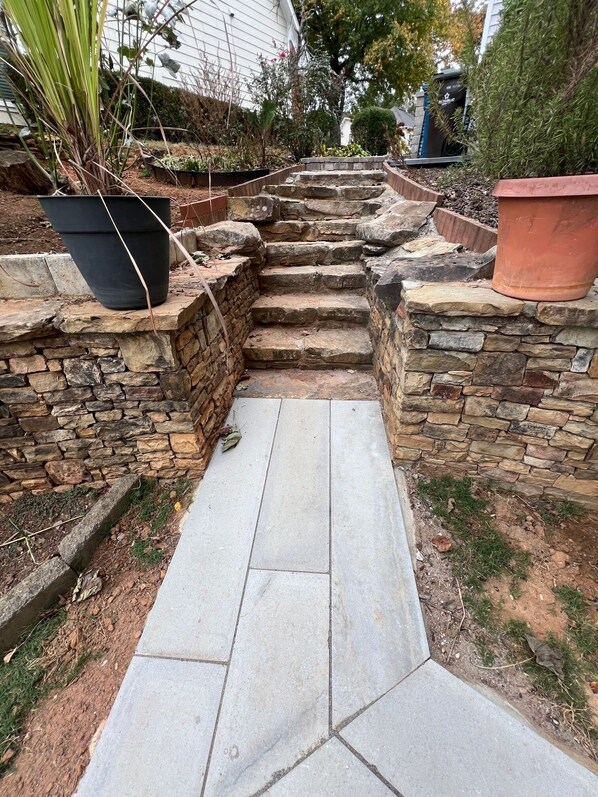 Property grounds - Charming 2-bedroom apartment / Basement in fabulous Alpharetta with AC, WiFi (Alpharetta)