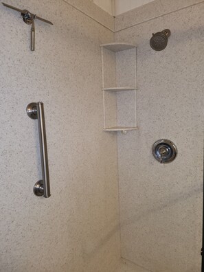 Douche, sèche-cheveux, serviettes fournies, savon