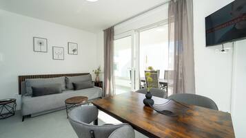 Comfort-Apartment, 2 Schlafzimmer | Wohnbereich | 32-Zoll-Fernseher mit Satellitenempfang