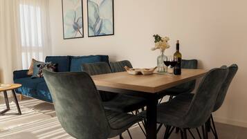Comfort-Apartment, 2 Schlafzimmer | Wohnbereich | 32-Zoll-Fernseher mit Satellitenempfang