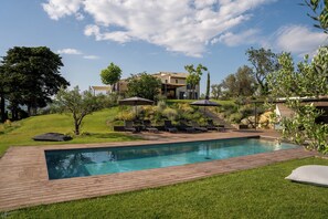 Piscina a l'aire lliure i piscina climatitzada 