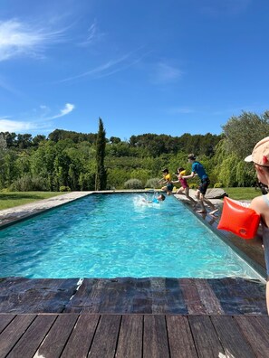 Una piscina al aire libre, una piscina climatizada