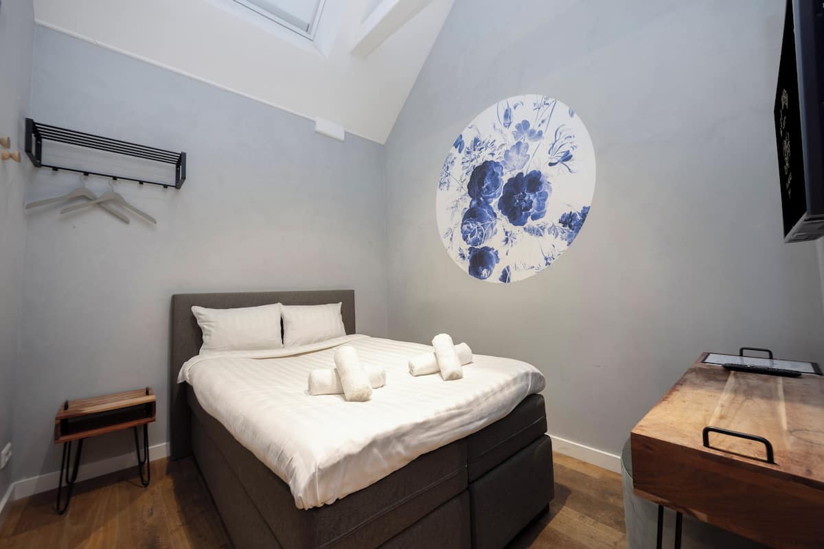 Cots/infant beds, free WiFi, bed sheets