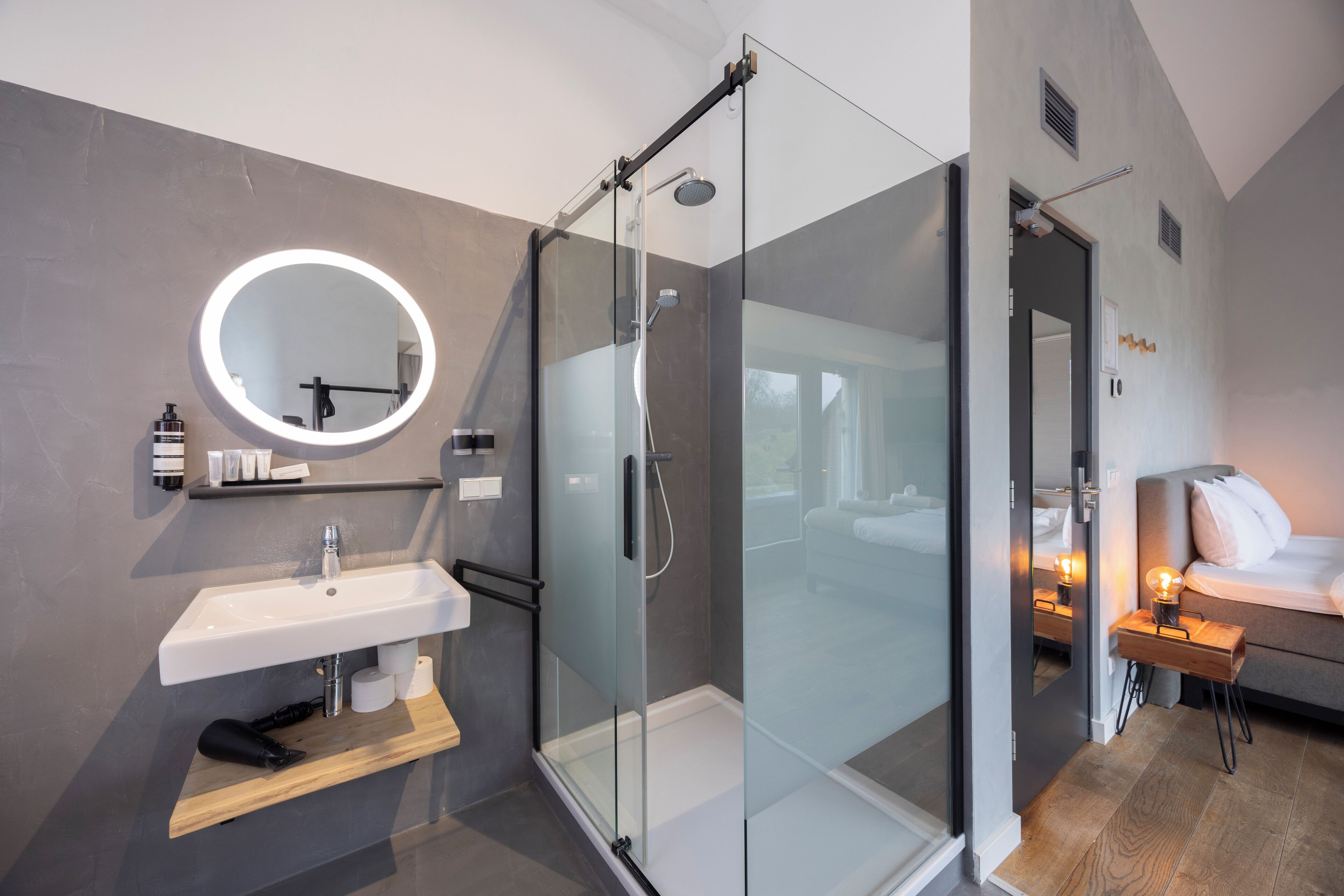 Deluxe tweepersoonskamer | Badkamer | Handdoeken, zeep, shampoo, toiletpapier