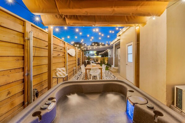 Outdoor dining - Spacious Group Getaway, Games, BBQ with Free Parking (San Diego)