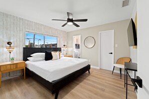 4 bedrooms, iron/ironing board, WiFi, bed sheets - Spacious Group Getaway, Games, BBQ with Free Parking (San Diego)