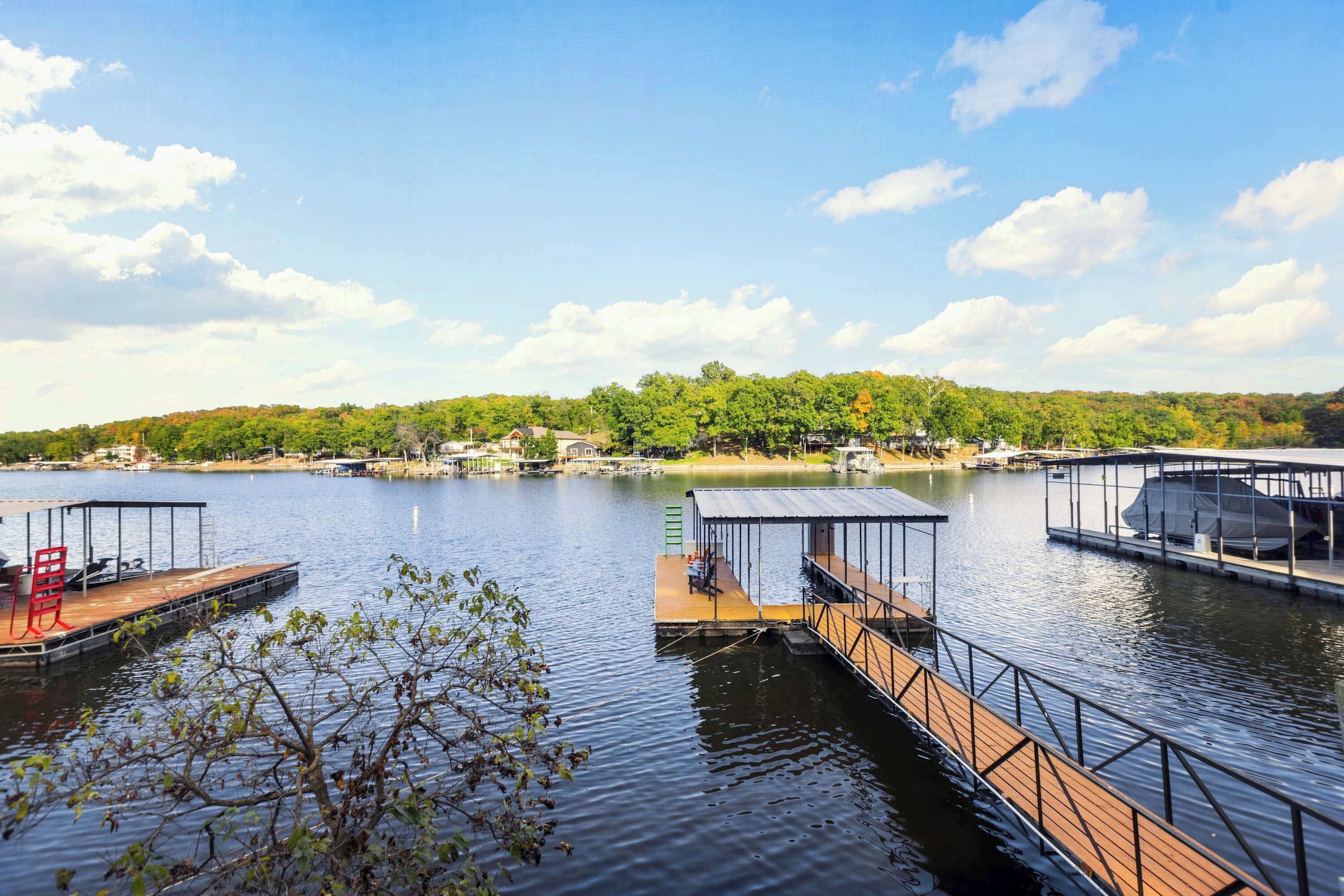 Une jetée au bord du lac, dotée d’espaces de repos abrités et d’un bateau recouvert d’une bâche.