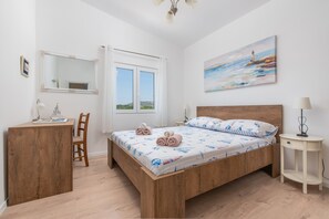 Huvila, 4 makuuhuonetta, merinäköala | 4 makuuhuonetta, silitysrauta/-lauta, ilmainen Wi-Fi