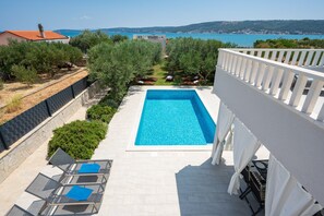 Kauden mukainen ulkouima-allas