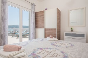 Vila, 4 kamar tidur, pemandangan laut | 4 kamar tidur, setrika/meja setrika, dan Wi-Fi gratis