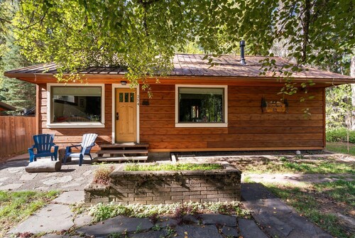 Cozy Cabin Walk to Glacier National Park 1 mile to GNP