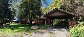 Cozy Cabin Walk to Glacier National Park