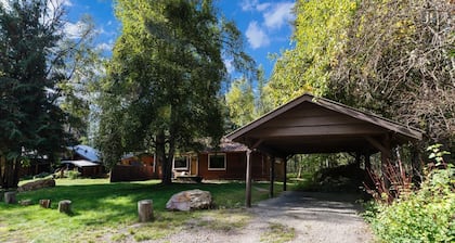 Cozy Cabin Walk to Glacier National Park