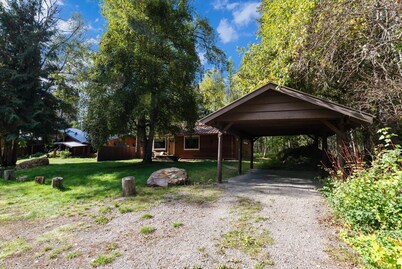 Cozy Cabin Walk to Glacier National Park