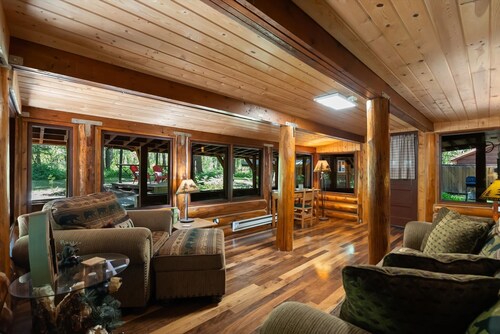 Roomy Cabin in West Glacier Village 1 mile to GNP