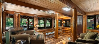 Roomy Cabin in West Glacier Village 1 mile to GNP