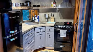 Coffee/tea maker, fridge, microwave, oven
