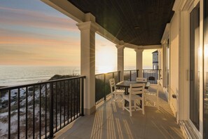 Outdoor dining - Azzurro Breeze|Private Deeded Beach|Gulf Front|Private Rooftop Pool (Seagrove Beach)