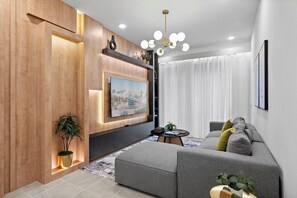 Una Smart TV, videojuegos, un futbolín