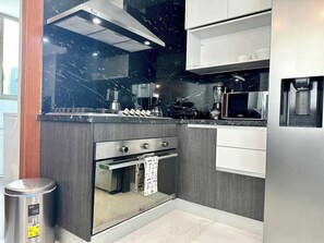 Een koelkast, een magnetron, een oven, een kookplaat